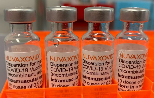 Κοροναϊός: Ξεκινούν οι εμβολιασμοί με Novavax – Τι γίνεται με το πρόστιμο στους ανεμβολίαστους