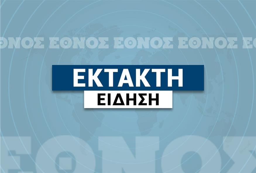 Φωτιά σε Εγκαταλελειμμένο Κτίριο στον Πειραιά Προκαλεί Συναγερμό